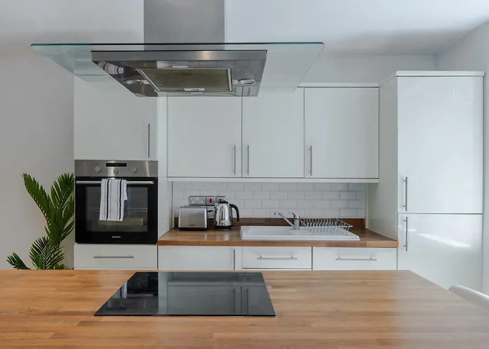 Stylish Two Bedroom Apartment By Central London With Garden