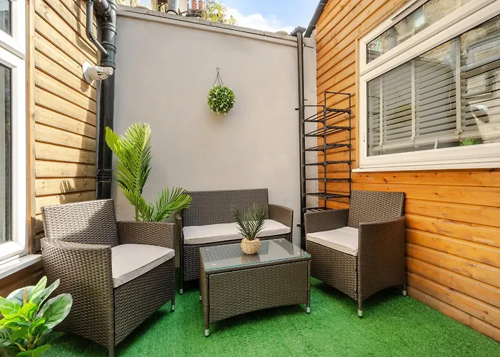 Stylish Two Bedroom Apartment By Central London With Garden